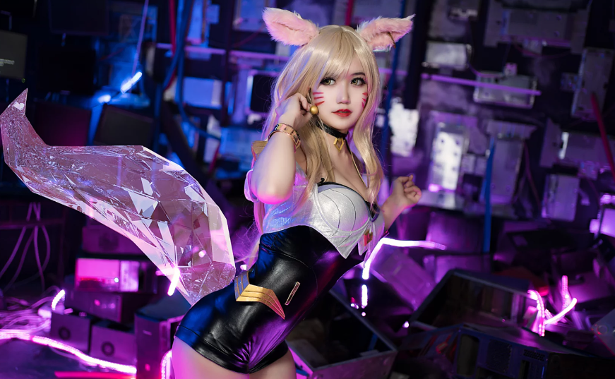 小仓千代w化身《K/DA阿狸》——舞台灯光下的九尾女王降临💄✨