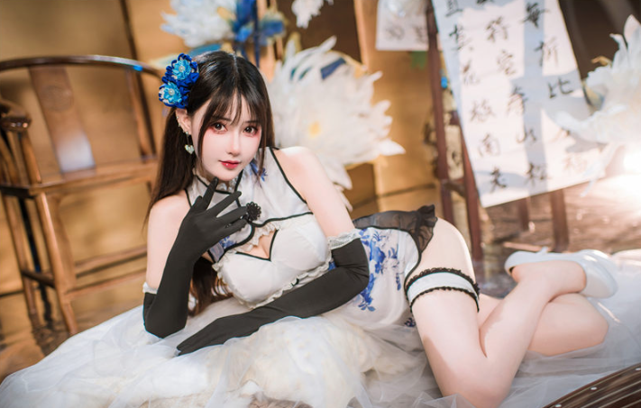 羽生三未化身“青花瓶儿灵”✨东方雅韵×柔色旗袍,美得像从瓷器里走出来