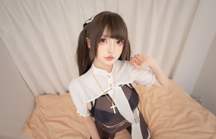 神楽坂真冬 cos｜祈祷修女的静谧瞬间，二次元信仰感拉满