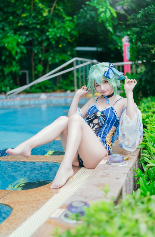 是三不是世w cos演绎砂糖泳装风格｜夏日系二次元角色的轻甜魅力