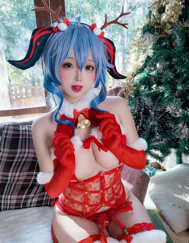 日奈娇 Cos 圣诞礼物企划解析：把冬日可爱值拉满的二次元表达