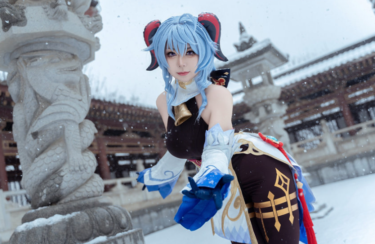 虎森森 Cosplay 雪景甘雨｜在冬日呼吸里重构提瓦特的温度