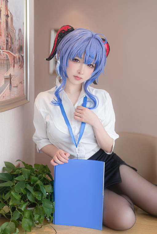 樱梨梨Eriri Cosplay 甘雨小助手｜办公室灯光下的温柔锋芒