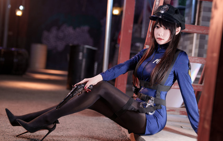 香草喵露露Cosplay｜女警主题下的街头秩序感与二次元张力