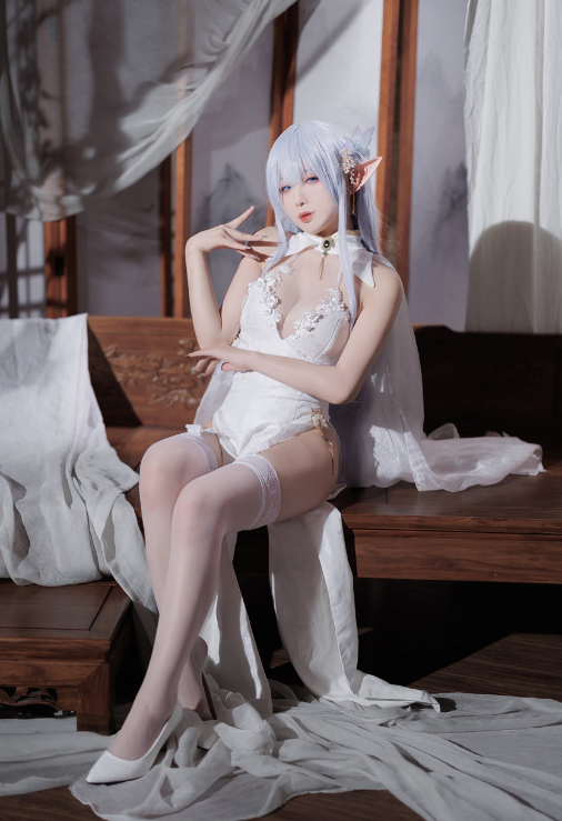 封疆疆v Cosplay｜阿尔比恩旗袍登场，优雅与锋芒在画面里并存