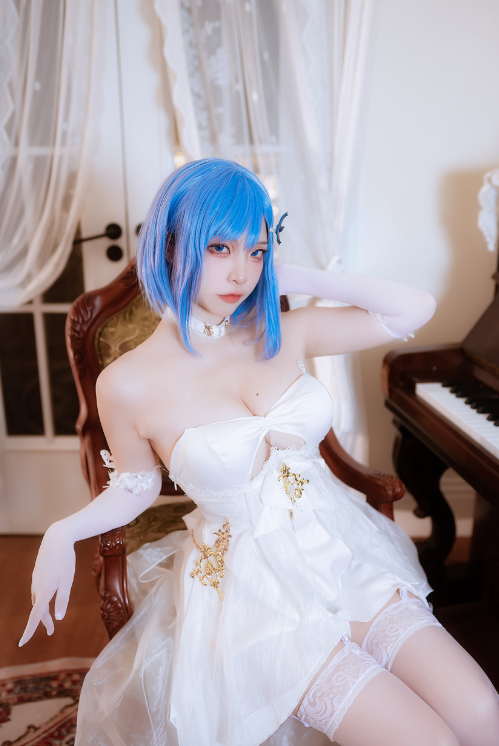 二佐Nisa Cosplay｜恰巴耶夫礼服篇，把指挥官的夜色穿在身上