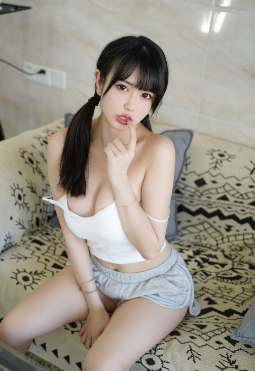 Tina很妖孽呀  Cosplay|白色纯欲吊带的克制张力