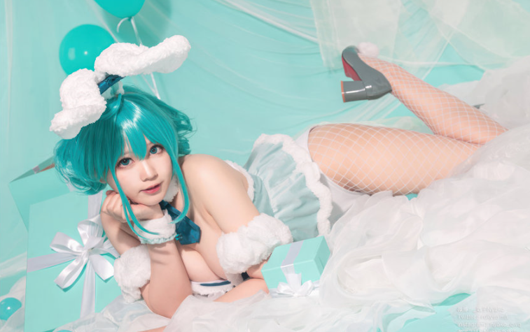 Nyako喵子 Cosplay|初音白兔的轻甜电子感