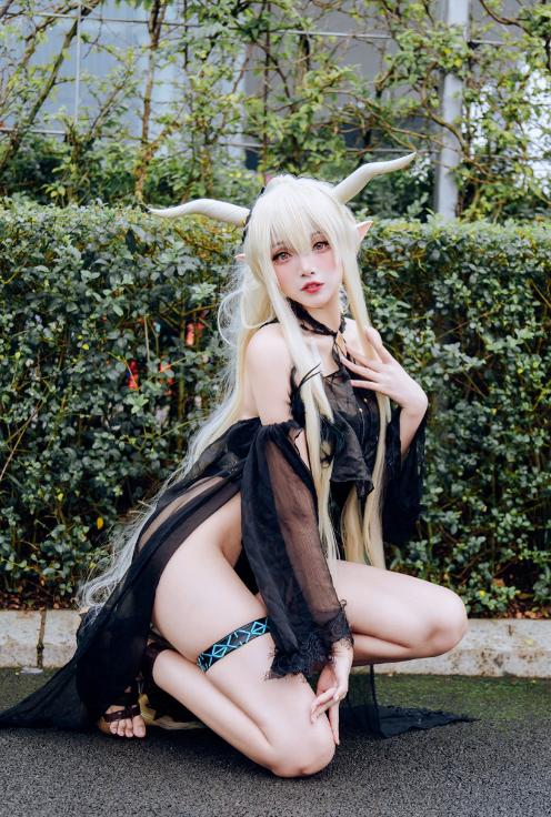 凰儿Cosplay｜闪灵泳装的冷感张力与克制性感