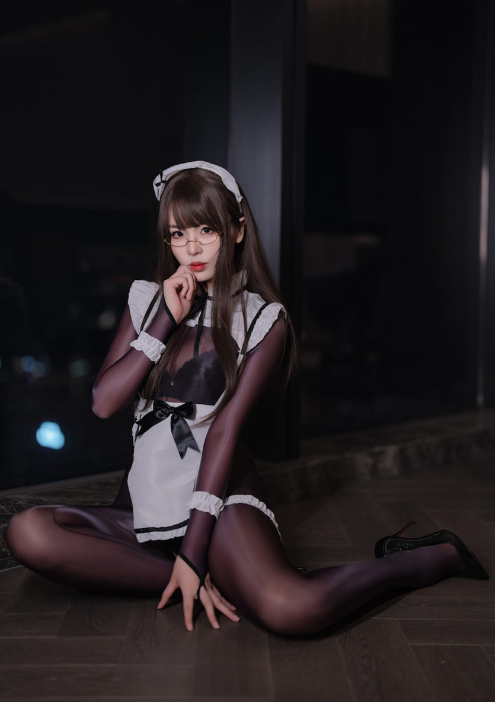 轩萧学姐 连体丝女仆[90P1V-677M]